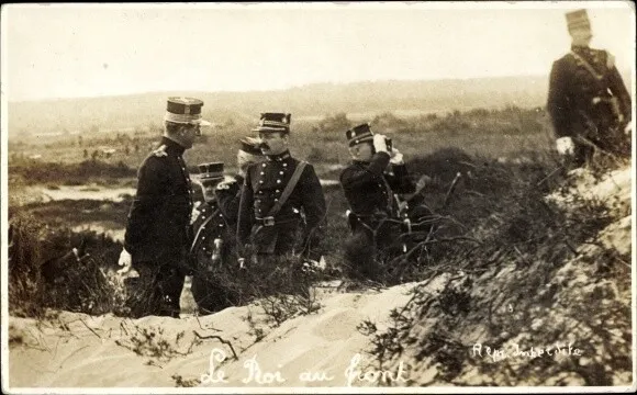 Foto Ak Le Roi au front, König Albert I von Belgien und Soldaten... - 10504159