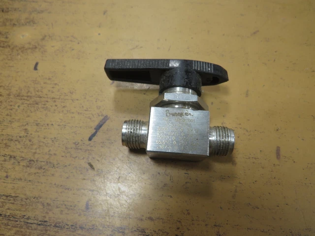 Swagelok Stainless 3/8" Tube Ball Valve, Quarter Turn, 3000 psi, SS-43S6