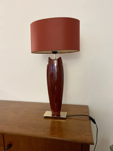 Lampe à poser en céramique et piétement en laiton rectangulaire