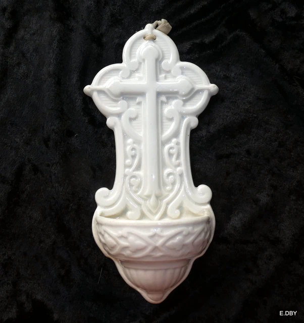 BENITIER EN PORCELAINE OPAQUE DE SARREGUEMINES  époque XIXé /début XX