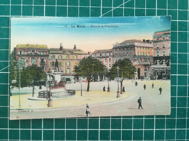 013 CPA ANCIENNE - Le Mans - place de la république - animée - circa 1920