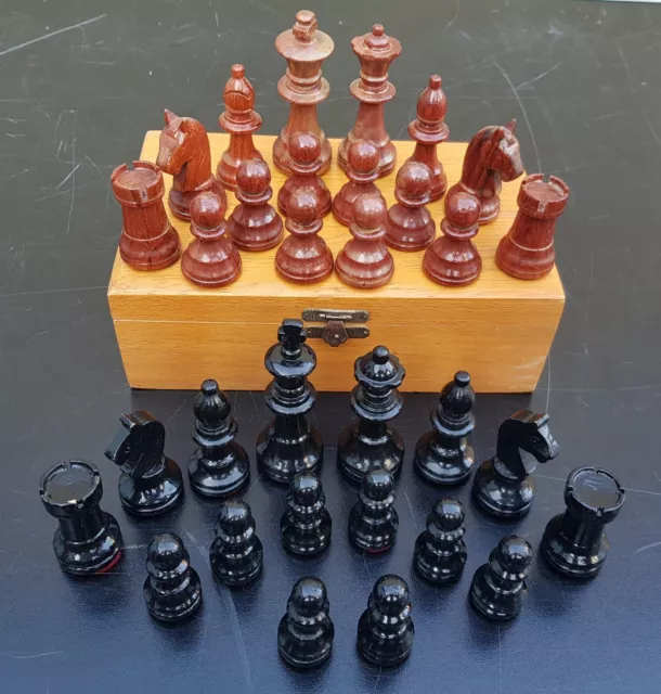 Alte Schachfiguren Schach Figuren aus Holz im Kästchen #001