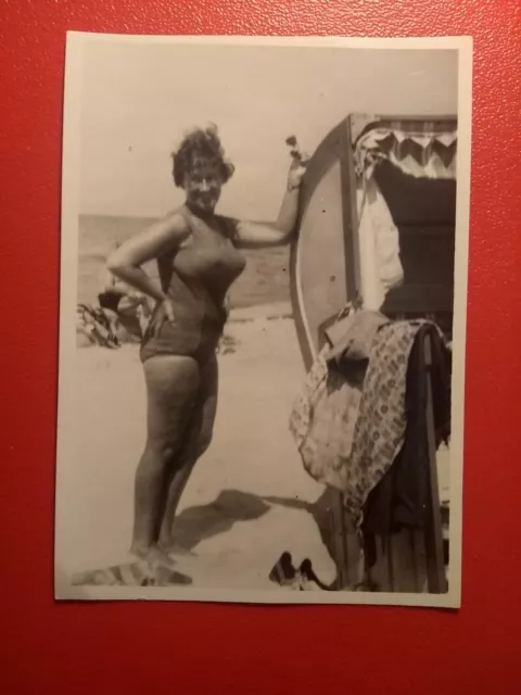 Foto antik alt Frau Woman Strand beach Erotik Badeanzug schöne Beine old Photo