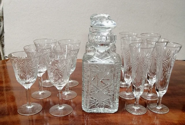 VECCHIO anni '60 SERVIZIO IN CRISTALLO 12 BICCHIERI E 2 BOTTIGLIE DA LIQUORE