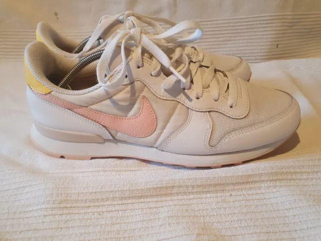 Nike pale pink internationalist trainers sale