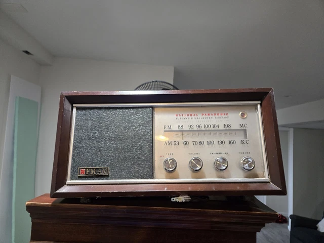 Vintage 1970's Panasonic RE-7371 AM FM Table Top Radio Wood Case