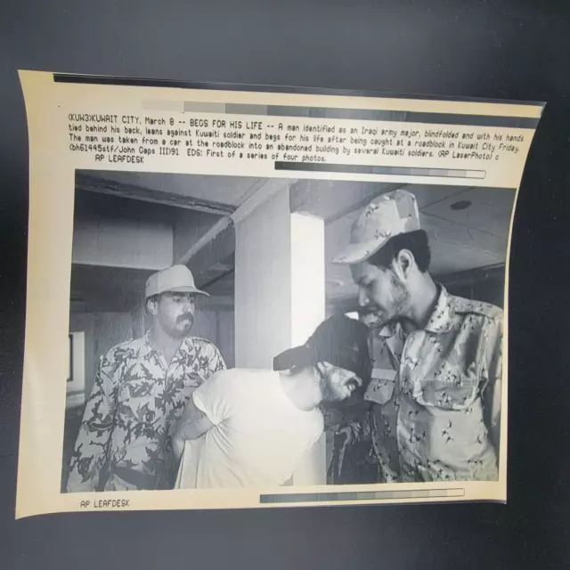 Iraqi Army Major taken Prisoner AP Leaf Desk Press Photos Gulf War 1991 Kuwait