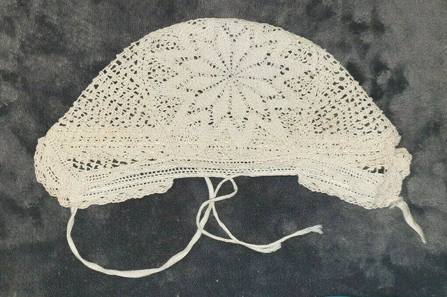 poupée ancienne : superbe bonnet ancien de poupée en dentelle