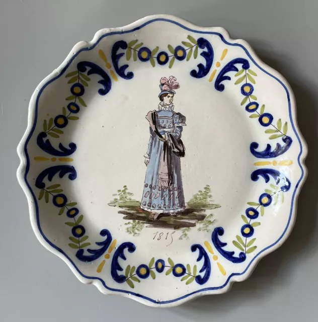 Assiette faïence à bord chantourné centrée d'une dame de qualité datée 1815