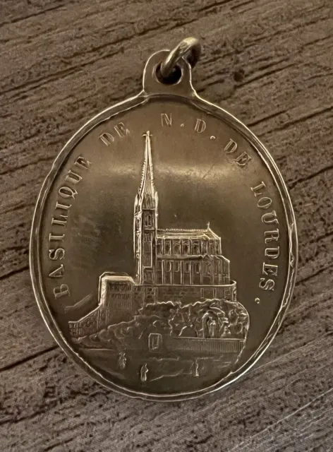 Medaille religieuse ancienne « Notre Dame de Lourdes » - bronze