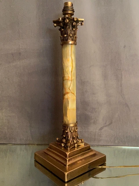 Grand pied de lampe en bronze et onyx à décor de chapiteau corinthien