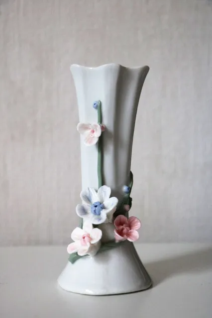 joli vase soliflore vintage en véritable porcelaine fine avec fleurs sculptées