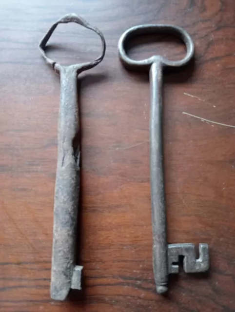 CHIAVE ANTICA Forgiata a mano coppia chiavi lotto originale epoca Valle Ossola
