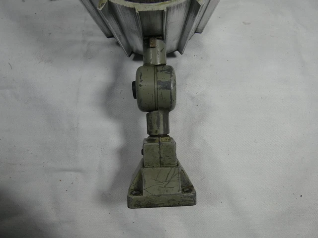 Ancienne applique - lampe industrielle ou d'atelier à restaurer 8