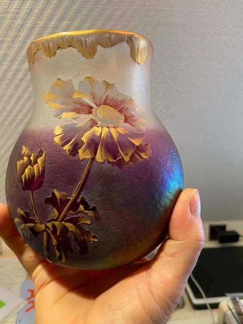 LEGRAS. Vase à haut col en verre multicouches à décor dégagé à l'acide