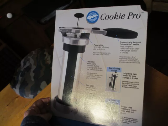 Wilton Cookie Pro Worlds Best Cookie Press Comfort Grip 10 Discs and instruction