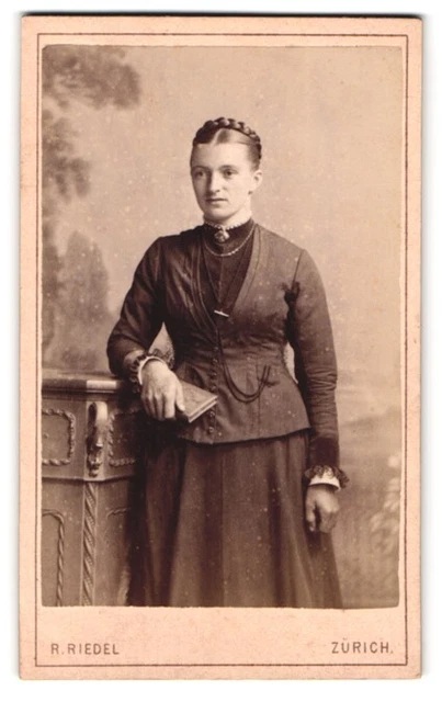 Fotografie R. Riedel, Zürich, Portrait junge Frau im Biedermeierkleid mit Brosc