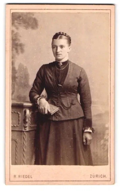 Fotografie R. Riedel, Zürich, Portrait junge Frau im Biedermeierkleid mit Brosc