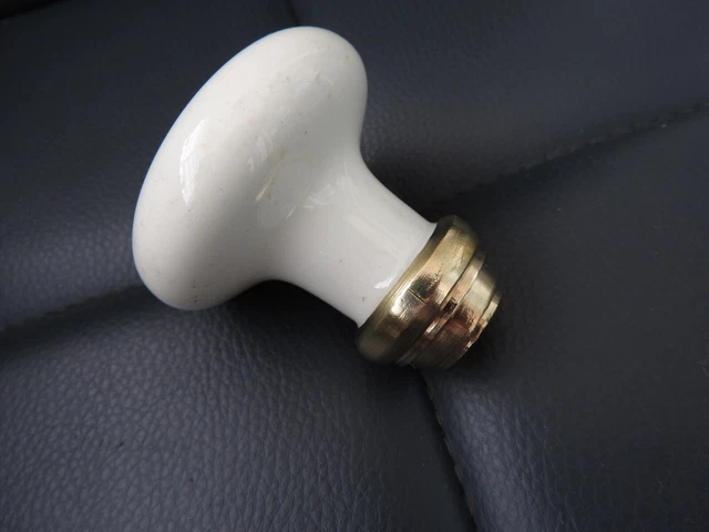 ANCIENNE POIGNEE BOUTON DE PORTE EN PORCELAINE ET LAITON carre 6mm