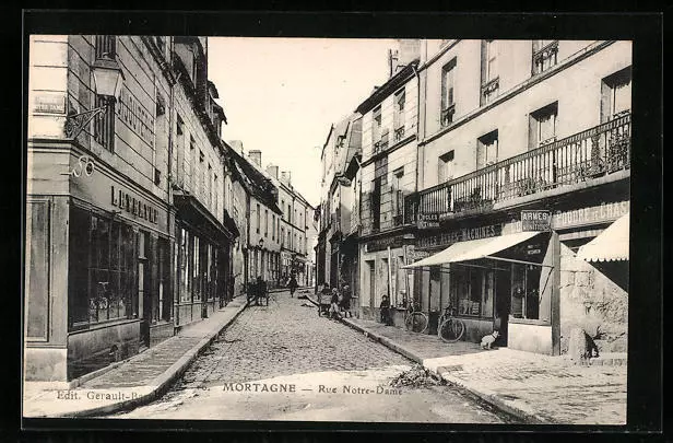 CPA Mortagne, Rue Notre-Dame, vue de la rue