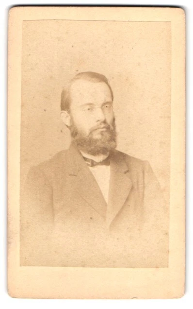 Fotografie F. Jamrath & Sohn, Berlin, Taubenstr. 20, Portrait stattlicher Herr