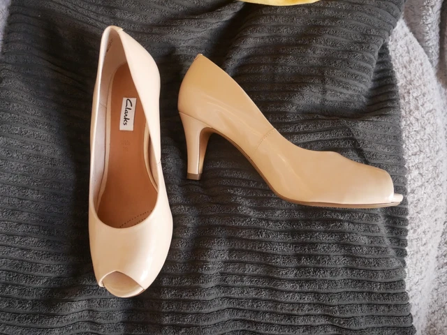Clarks nude store court shoes