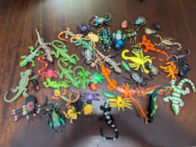 HUGE LOT OF Plastic Lizards And Insects Toys Educational Classroom $5. ...