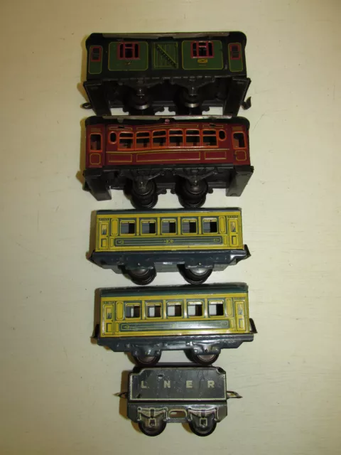 4 alte Spur 0 Blech Eisenbahn Personenwagen + Tender 3 x Made in England Bub