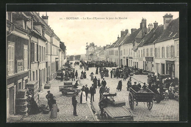 CPA Houdan, La Rue d´Epernon le jour du Marché, vue de la rue