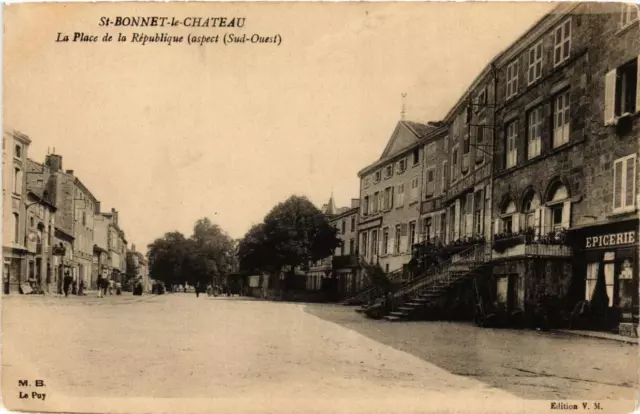 CPA St-BONNET-le-CHATEAU La Place de la Republique (687671)