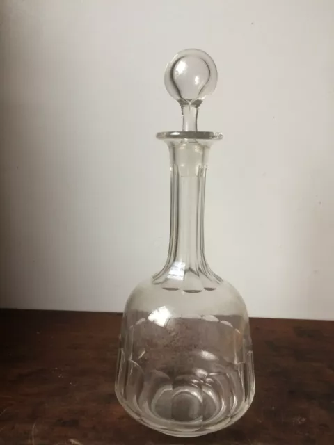 ancienne carafe en verre taillé