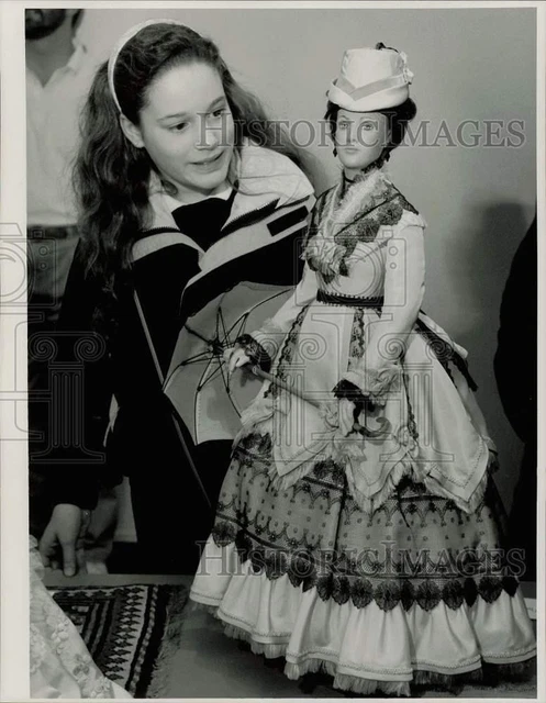 1990 Press Photo Megan Doss with Doll at Museum of Fine Arts in Springfield