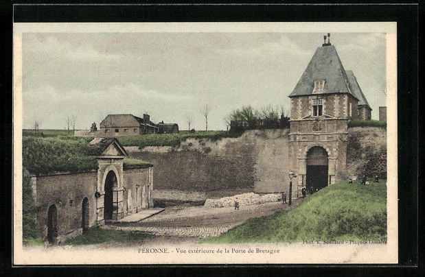 CPA BETHUNE - Grand Place - Le beffroi