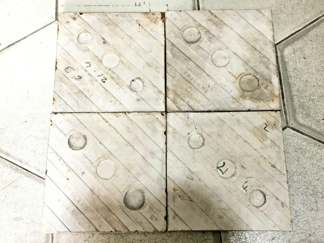 Ancien Vintage 4 PC Très Rare Fleur en Relief Fin Céramique Carreaux Angleterre 9