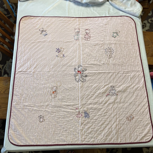 Edredón rosa bebé niña, acolchado a mano, osos bordados a mano, aprox. 46"" por 44""