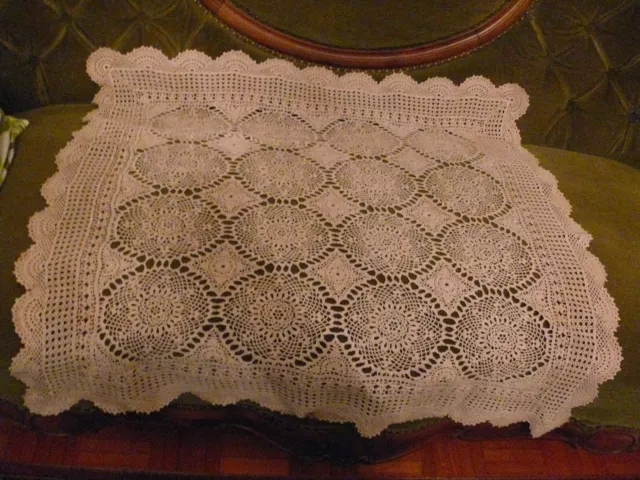 altes gehäkeltes Deckchen Tisch Decke mit 16 Motiven Handarbeit  85 x 85 cm