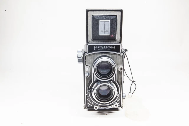 Discover the Czech Flexaret VII: A Sturdy & Versatile Twin-Lens Camera