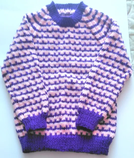 Maglione/maglione a righe viola e rosa lavorato a mano per bambini - 26" - 6 anni +