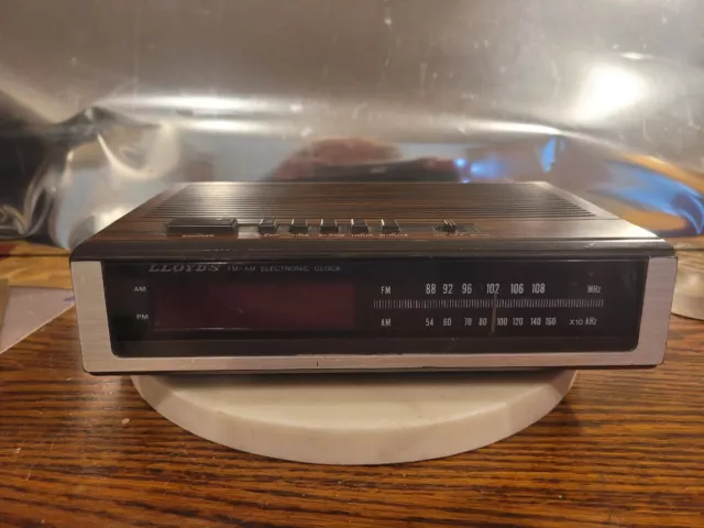 Vintage LLOYD'S AM/FM ELECTRONIC CLOCK RADIO MODEL J202 WOODGRAIN TESTED