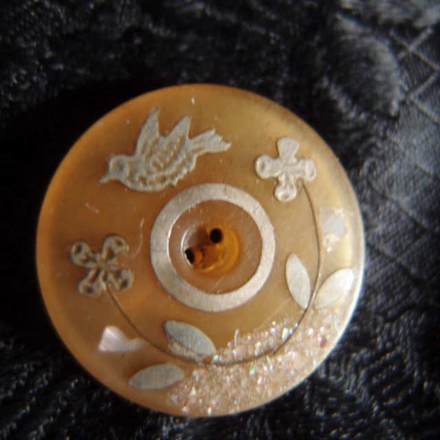 Bouton ancien collection en corne blonde oiseau fleurs incrusté argent nacre 19e