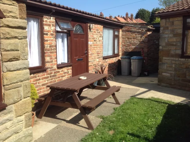 whitby 2 bed Holiday Cottage to let with parking weekend Or Midweek Breaks