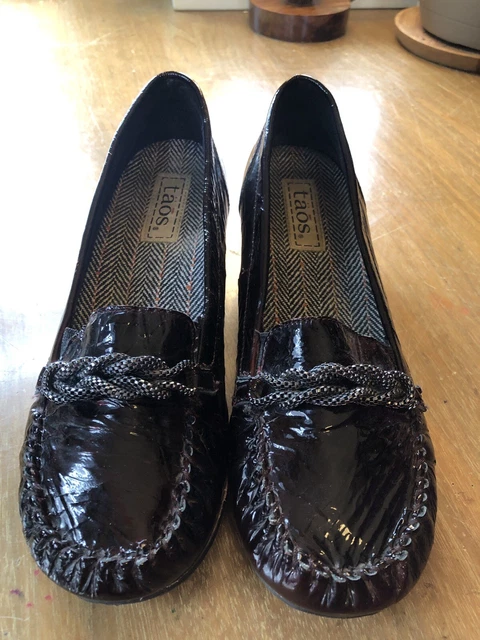 Women's TAOS Burgundy Patent Leather Loafer Size 9 Very Nice Condition