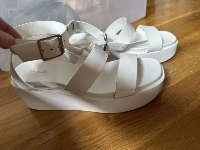 EUC Qupid sandals White Strappy open toe slip on women’s shoes 8.5 Platform