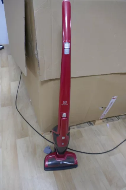 Aspirateur balais ELECTROLUX model EER7ANIMAL  (Hors services)