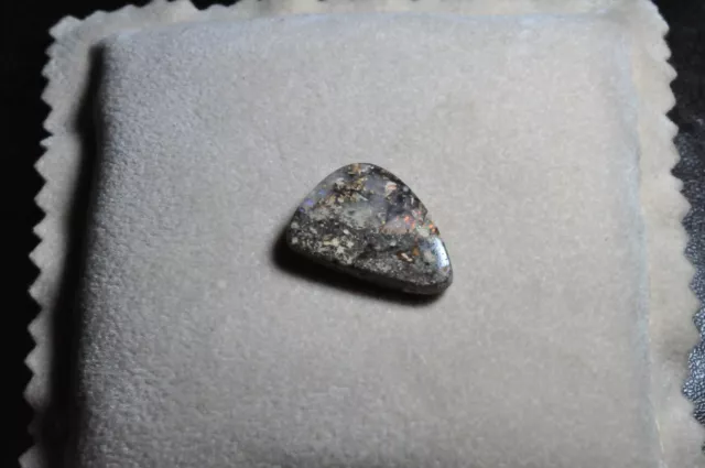 10,30 ct  Opale Boulder Australiano forma fantasia per realizzare gioielli