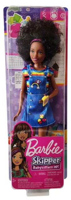 Mattel FHY91 Barbie Skipper Babysitters Inc. Bambola con vestito blu e accessori
