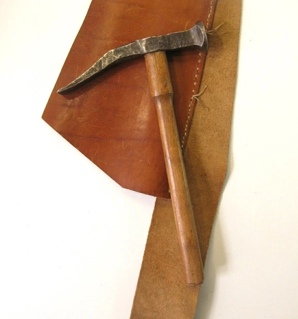 2 Vieux outils de cordonnier, marteaux ronds