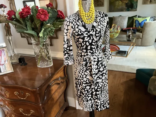 Diane Von Furstenberg Women Wrapped Floral Black & White 3/4 Sleeves Size 4