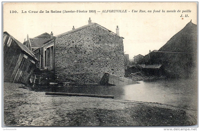 94 ALFORTVILLE - crue de 1910 - une rue, au fond la meule de paille
