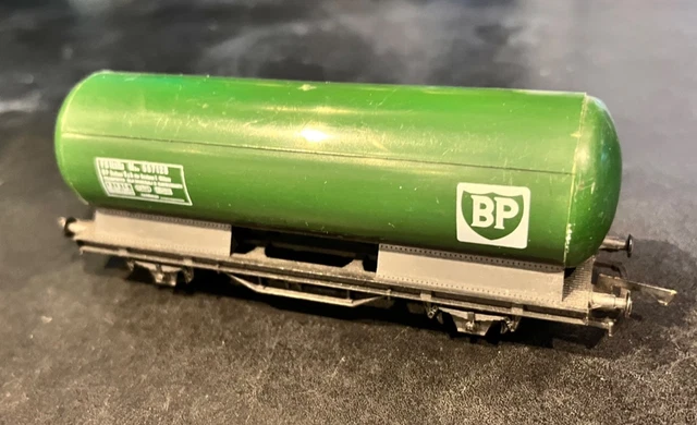 VINTAGE GREEN LIMA HO/OO gauge model railway bogie tank wagon BP livery ...